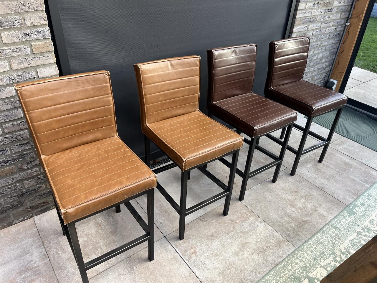 Hoge eetkamertafel met vier stoelen