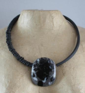Aparte zwarte ketting  rubber en met glazen hanger