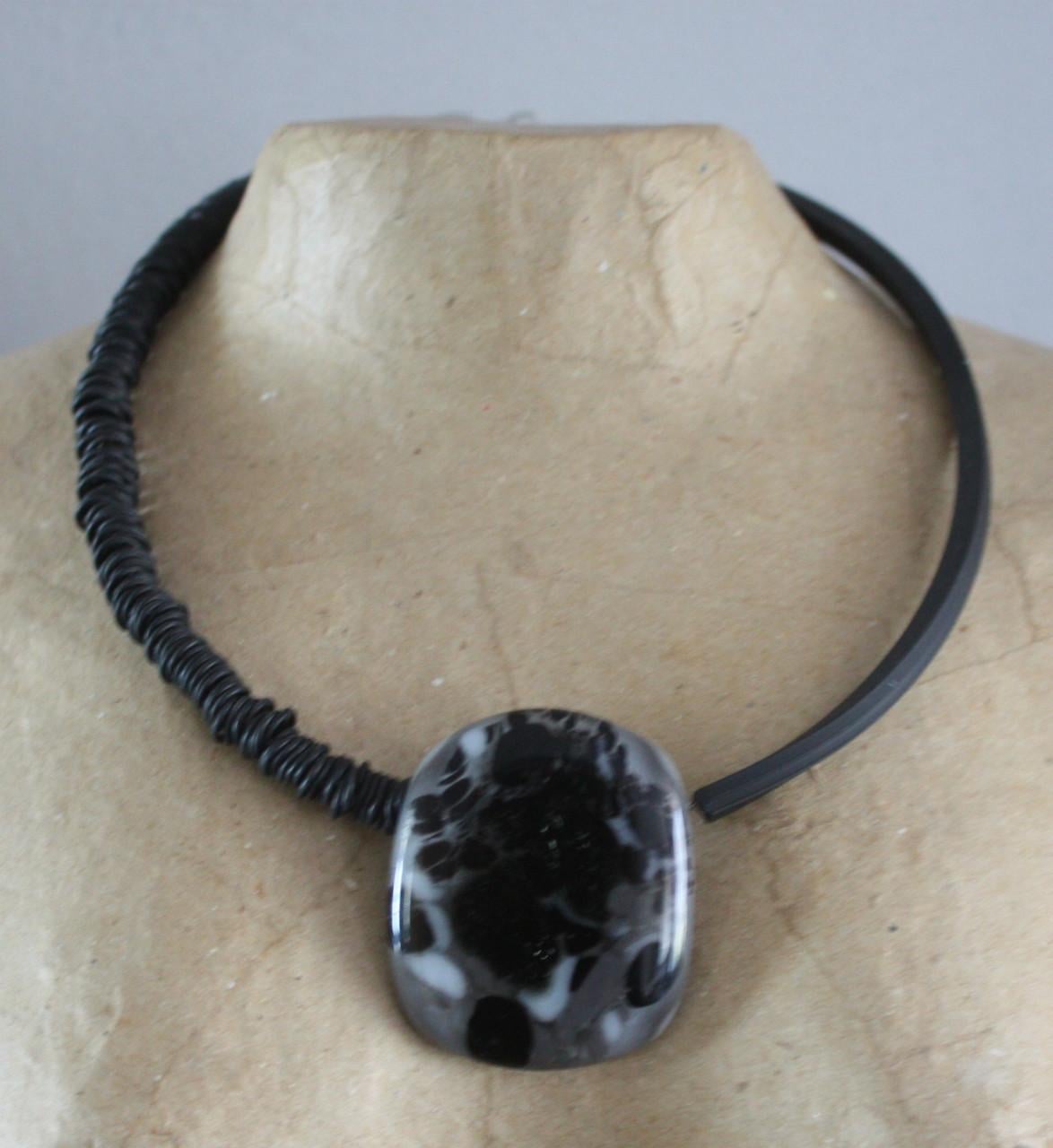 Aparte zwarte ketting  rubber en met glazen hanger