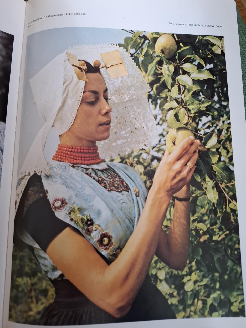 Kijken naar klederdrachten, Cees v.d. Meulen (foto's) & H. Koelewijn, e.a.