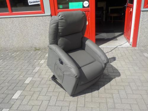 In vrijwel nieuw staat skai elektrische sta-op relax fauteuil