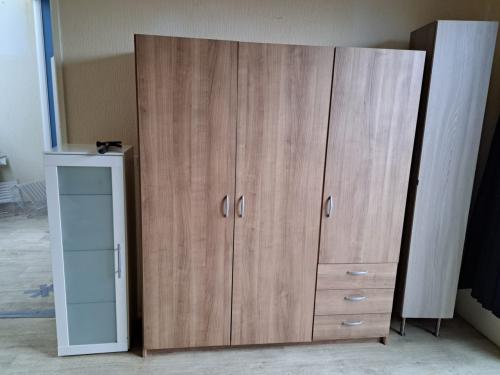 2 nette kledings kasten