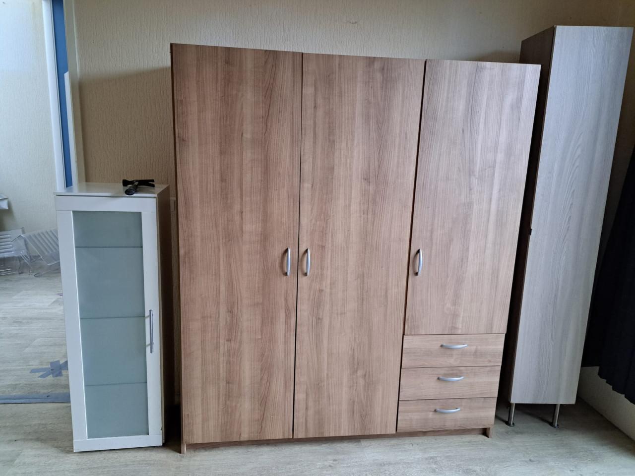 2 nette kledings kasten