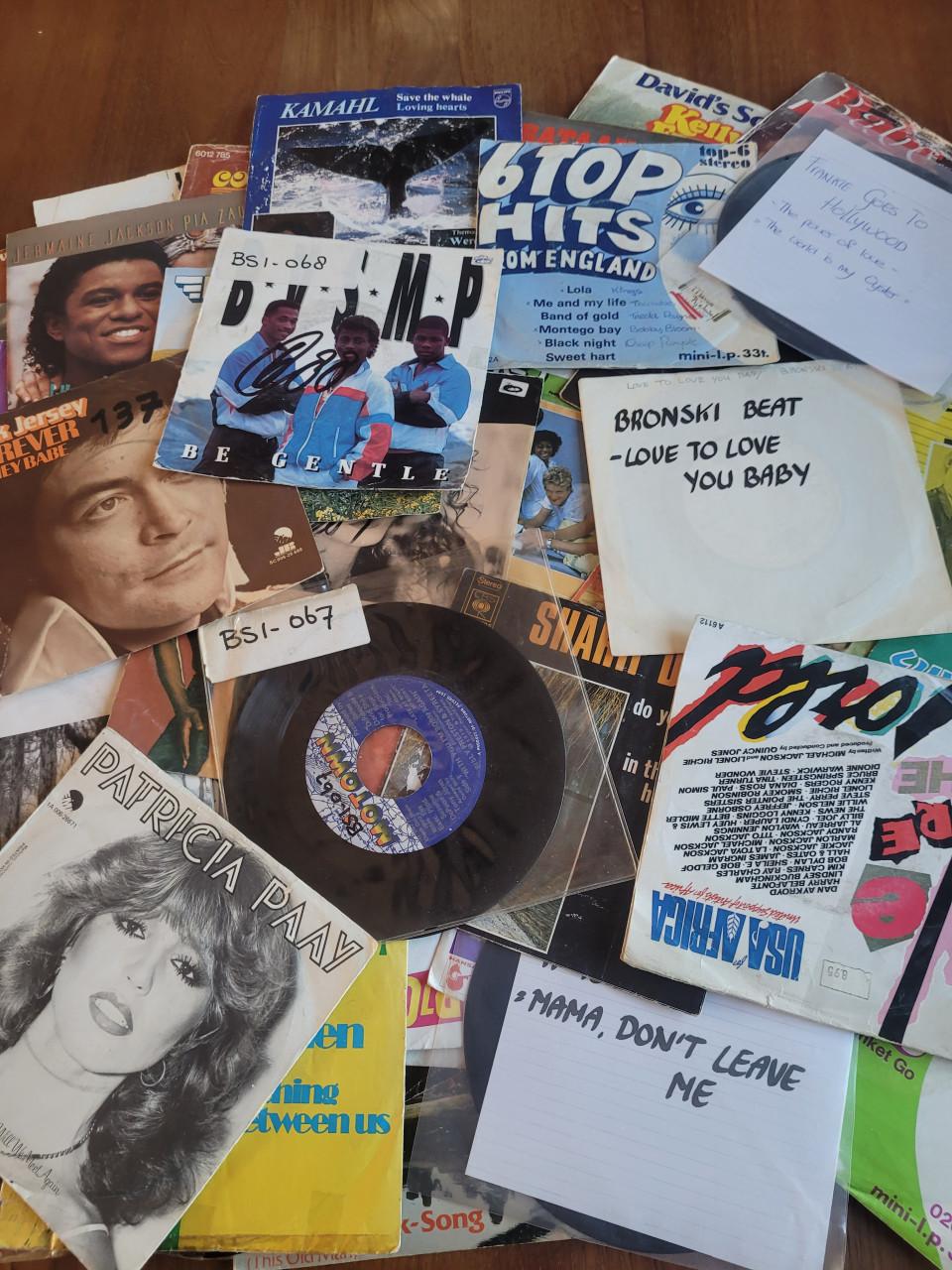 Stapel van 70 POP singles