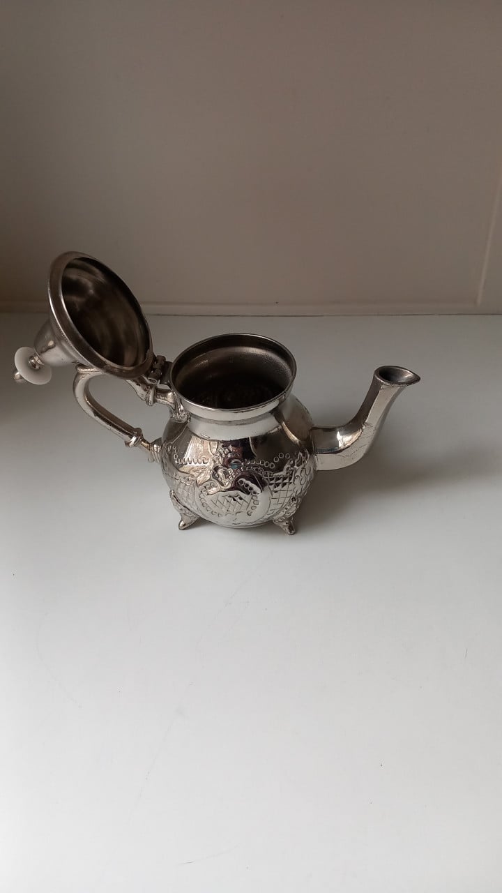 Vintage koffiepot op voet