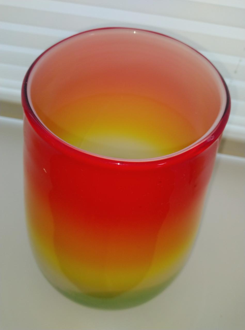 Gekleurde glazen vaas (met barst)