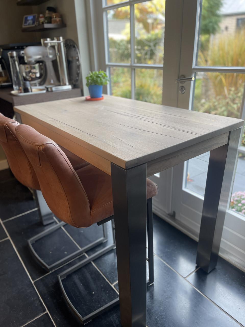 Bartafel  en 2 stoelen