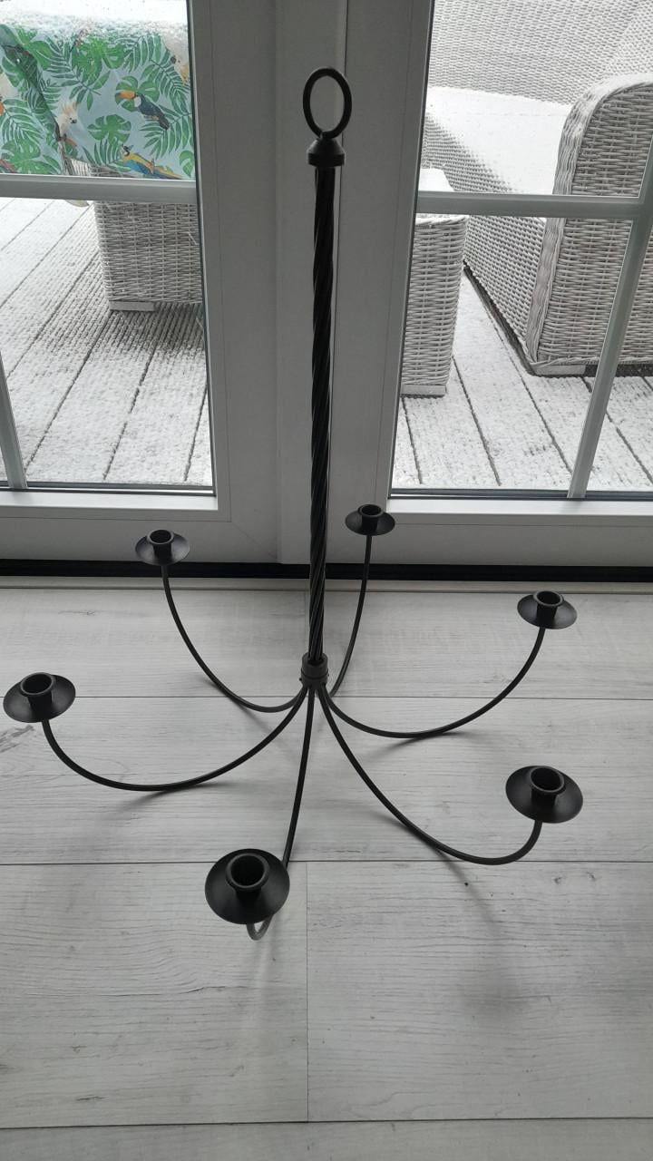 Zwarte kroonluchter voor kaarsen