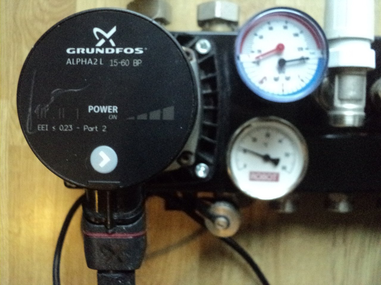 Vrijwel nieuwe 8 groep verdeler vloerverwarming ENERGI ZUINIGE pomp