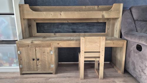 Steigerhouten bureau
