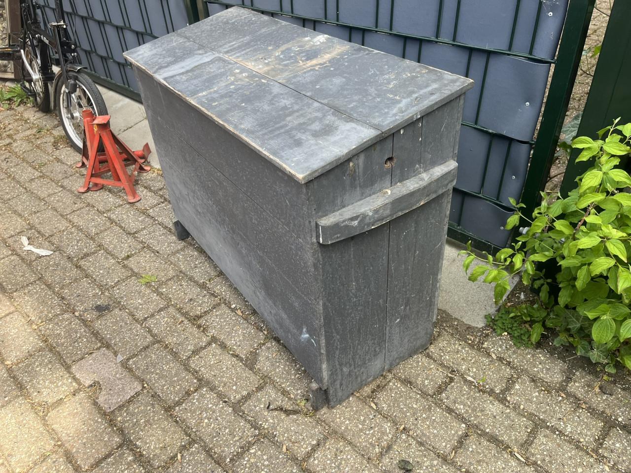 Antieke houten grijze voedkist