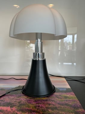 Designer tafellamp met zwarte voet