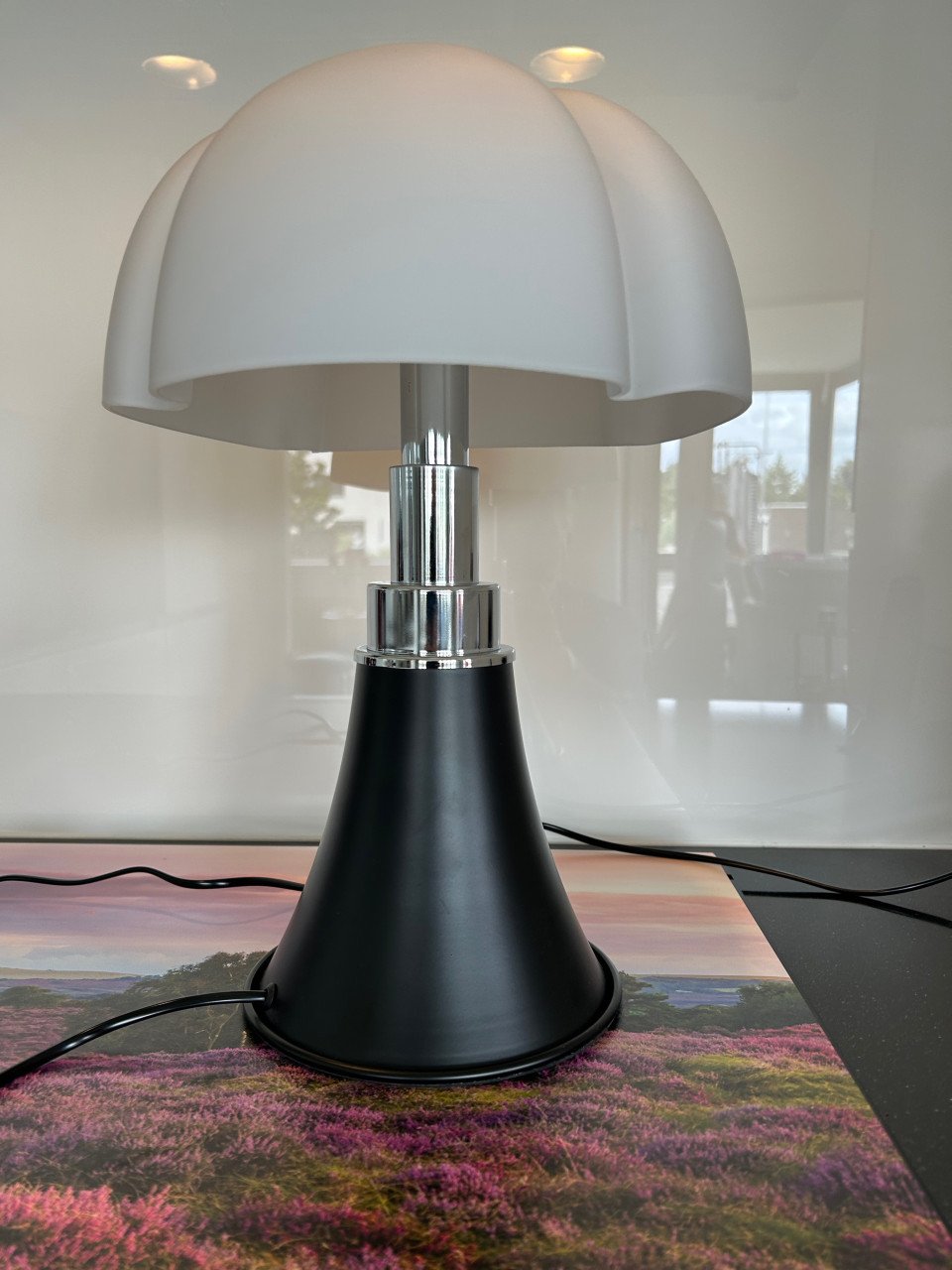 Designer tafellamp met zwarte voet