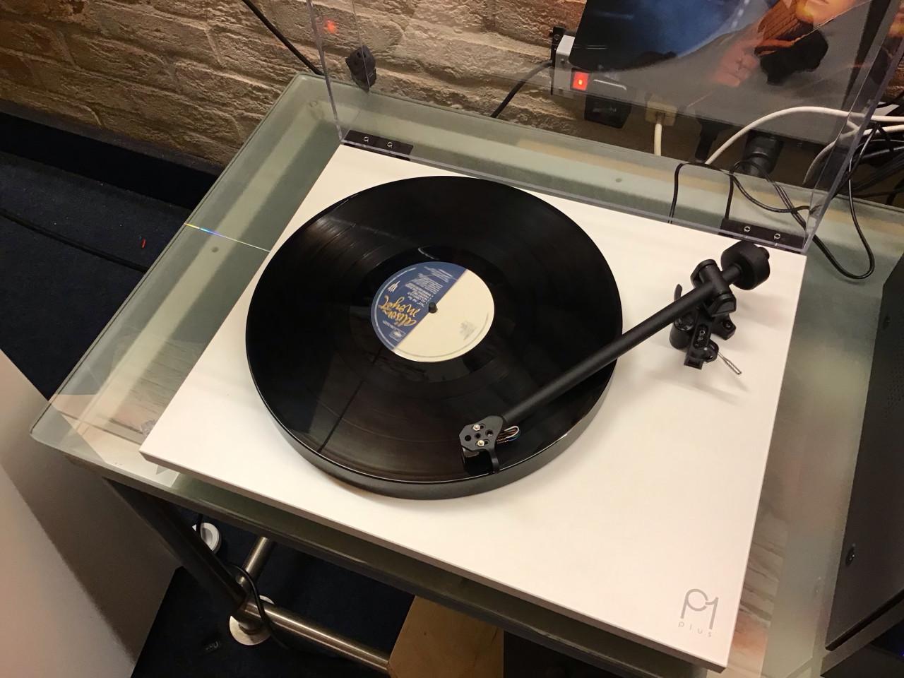 Rega Planar 1 + platenspeler met geïntegreerde voorversterker