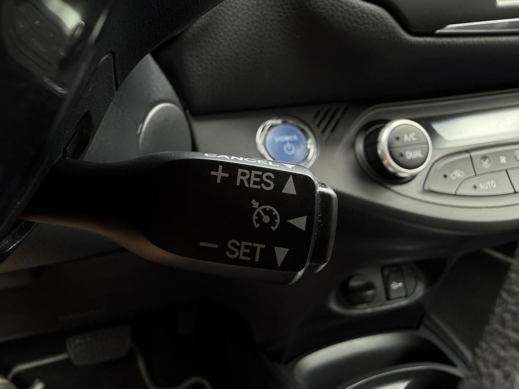 Toyota Yaris 1.5 hybrid - luxe y20 uitvoering - parelmoer wit -