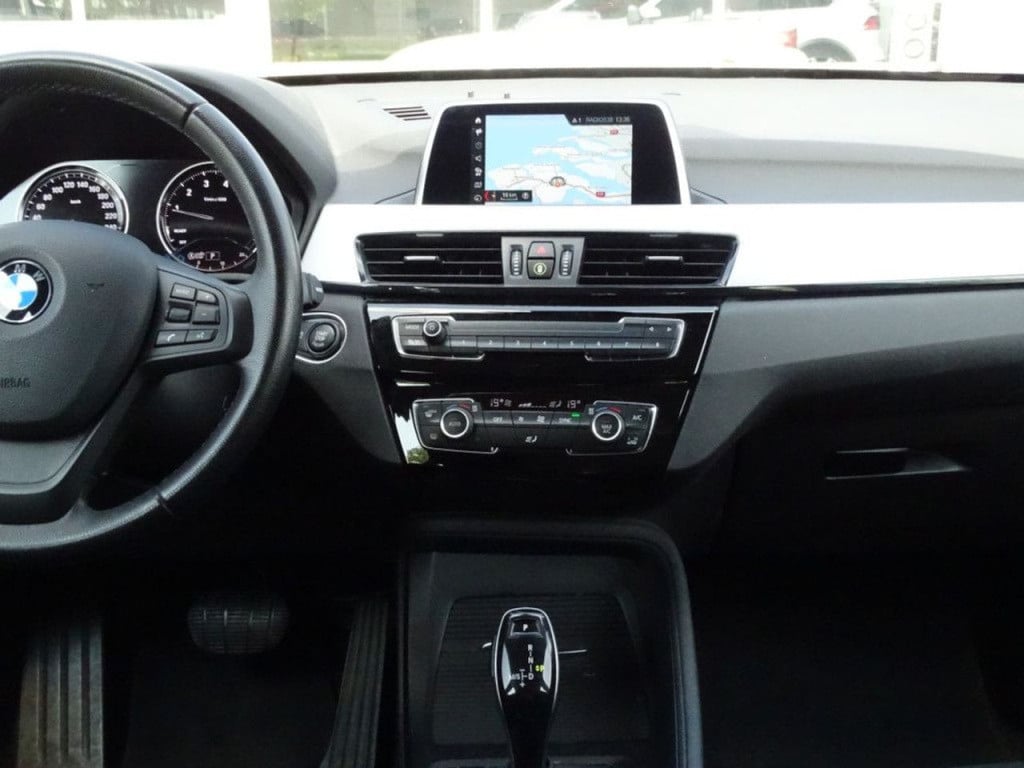 BMW X1 sdrive18i executive automaat | apple carplay | | el. koffer | 17"