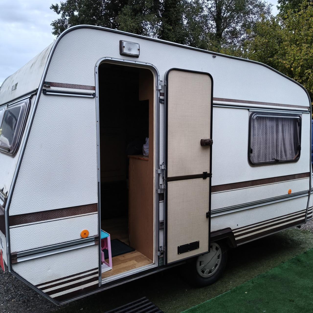 De reu 385 met kenteken een tent....