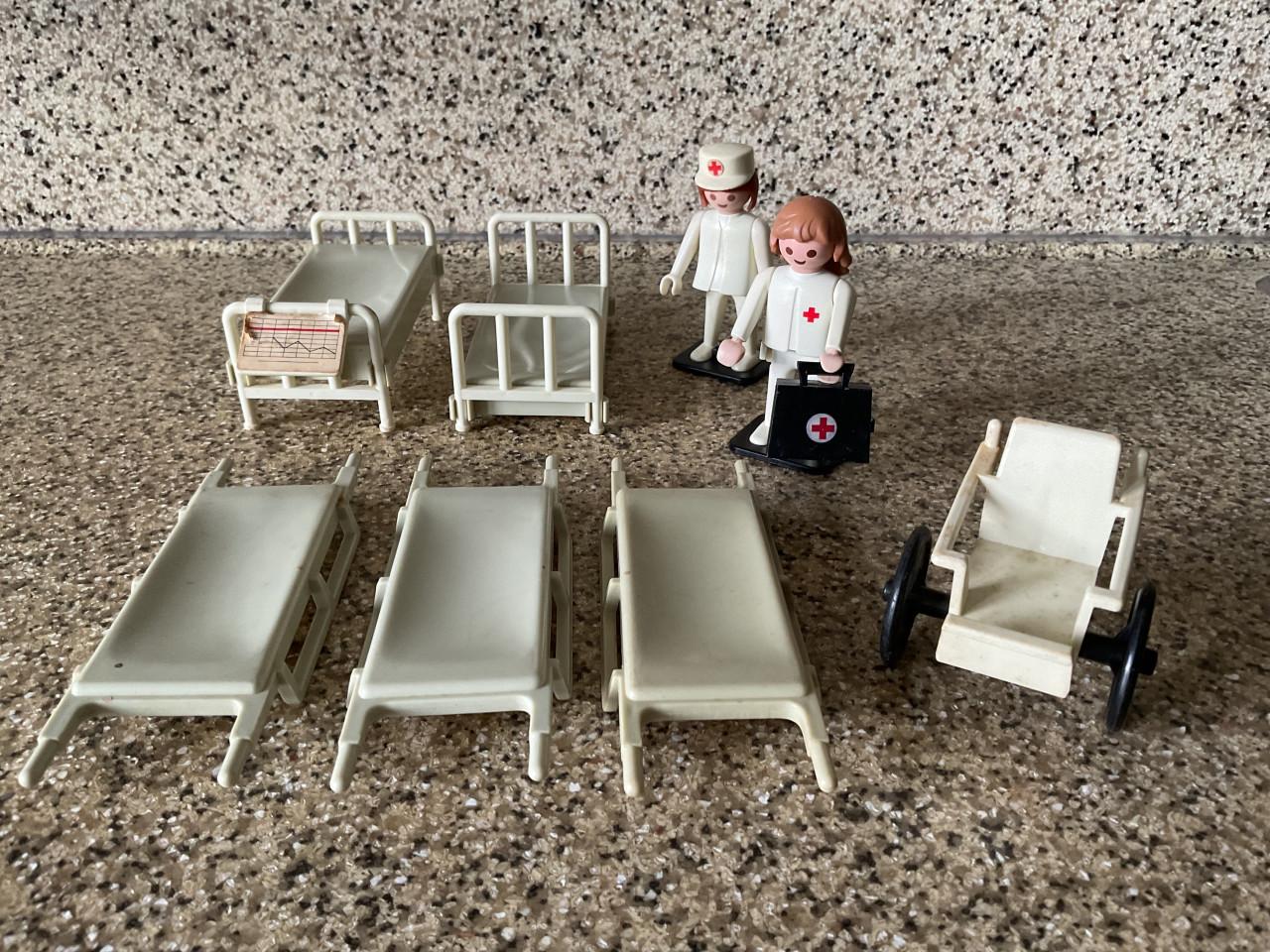 Playmobil Geobra 1976.  Ziekenhuisbedden, rolstoel en brancards, 2 zusters.