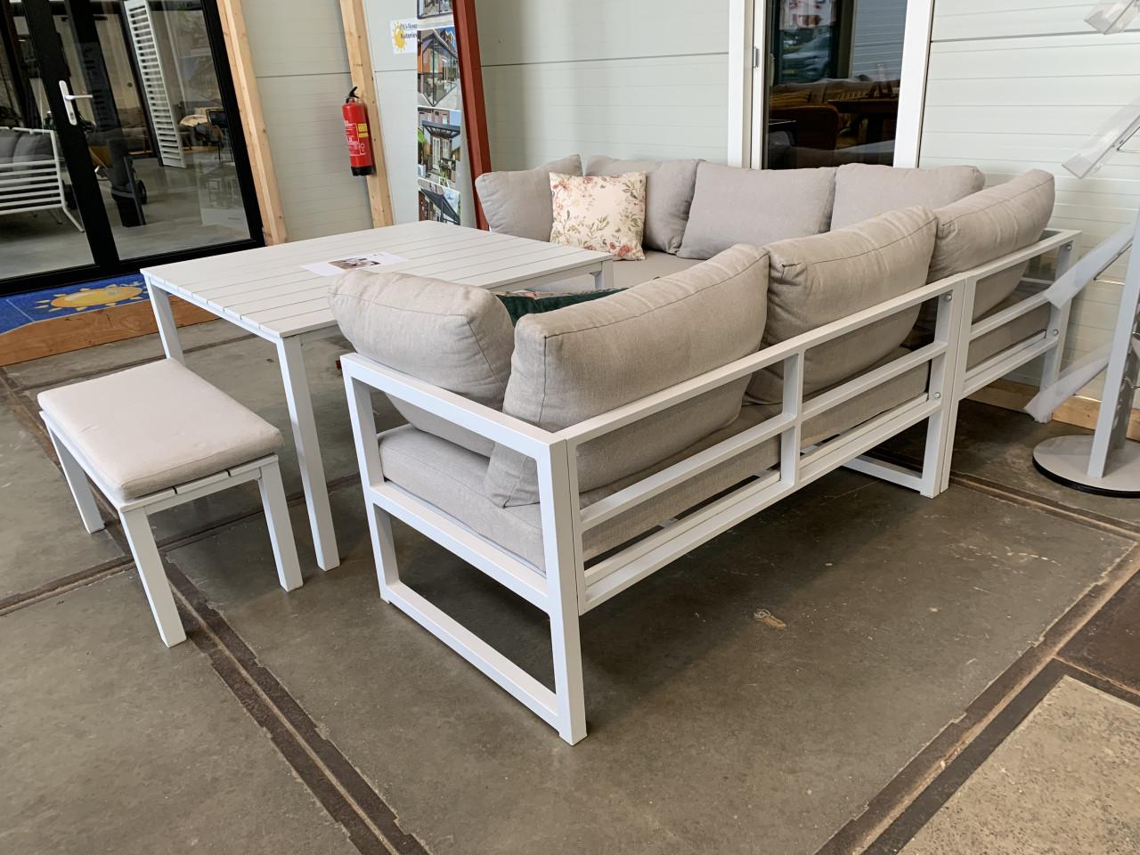 Loungeset met kussens hoge tafel en salontafel.