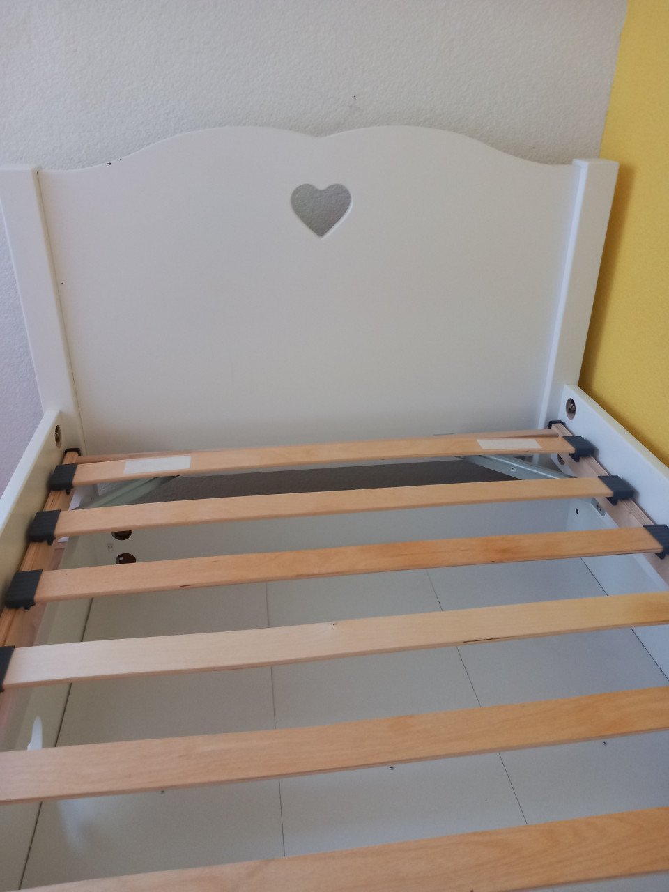 Massief houten bed met lade en hartjesdetail