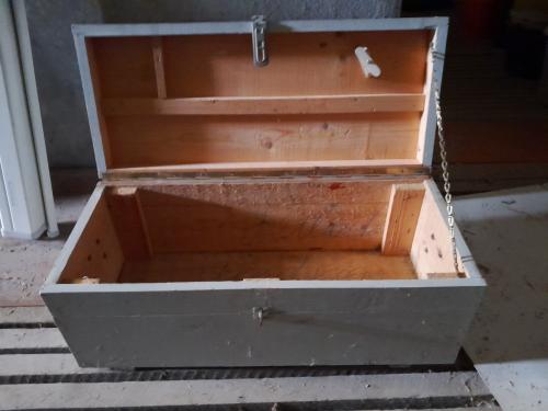 Orginele stevige houten gereedschapskist met sluiting voor hangslot.