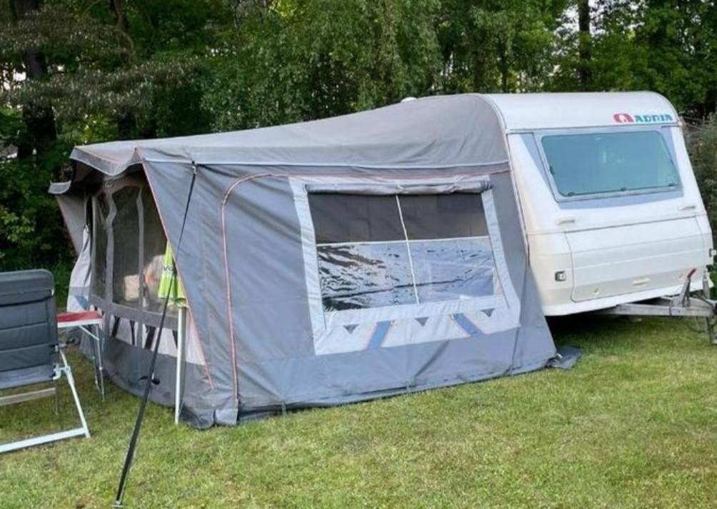 Adria 431 DD (2002) met voortent