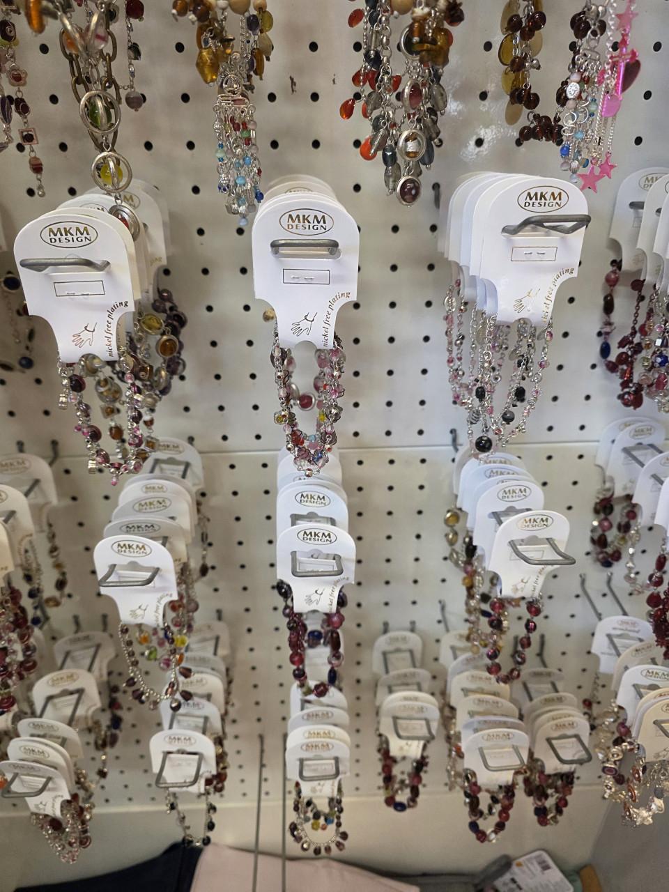 Partij  armbanden en  ketting