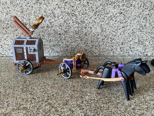 Playmobil.  Strijdwagen, boevenwagen en 2 paarden incl. 2 poppetjes,