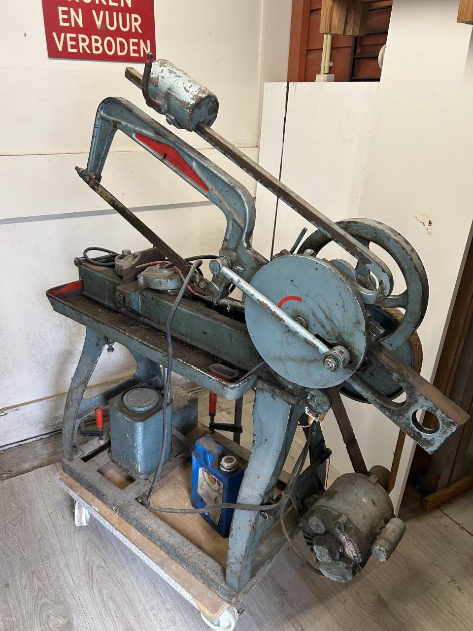 Metaal beugelzaagmachine