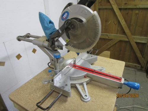 Afkortzaag op zaagtafel