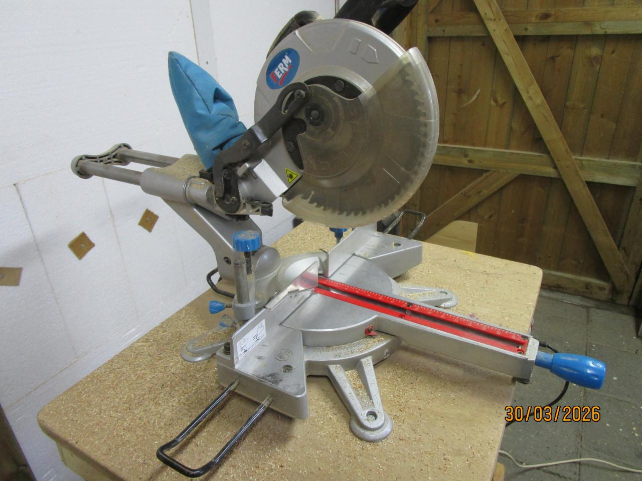 Afkortzaag op zaagtafel