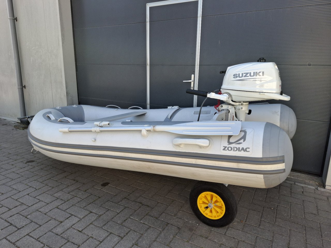 Zodiac 300 met Suzuki 6pk en Pega strandtrailer