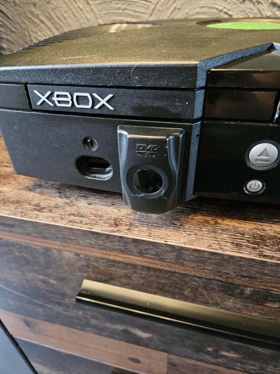 Originele Xbox met 2 controllers en afstandsbediening