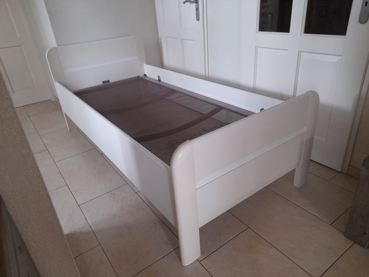 1 Persoons bed 90 x 200 met auping spiraal bodem (in goede staat )