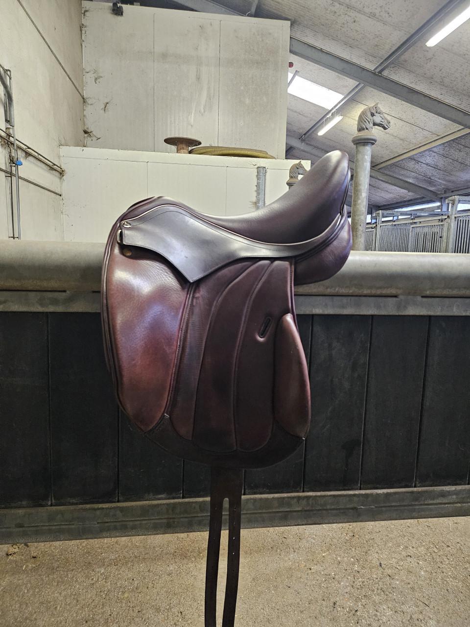 Dressuur zadel 17 inch