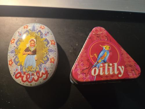 Twee kleurrijke blikken van het merk Oilily