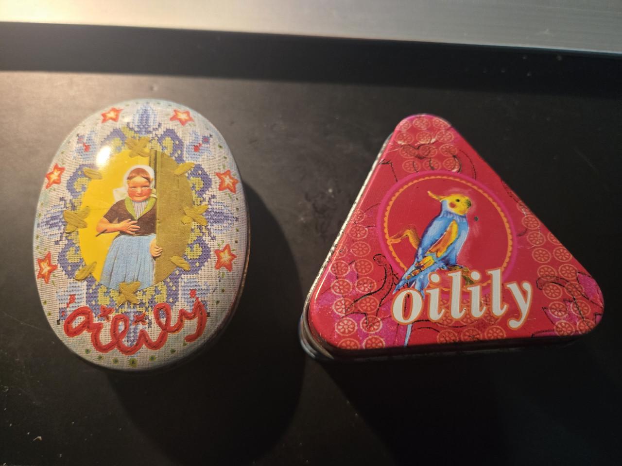 Twee kleurrijke blikken van het merk Oilily