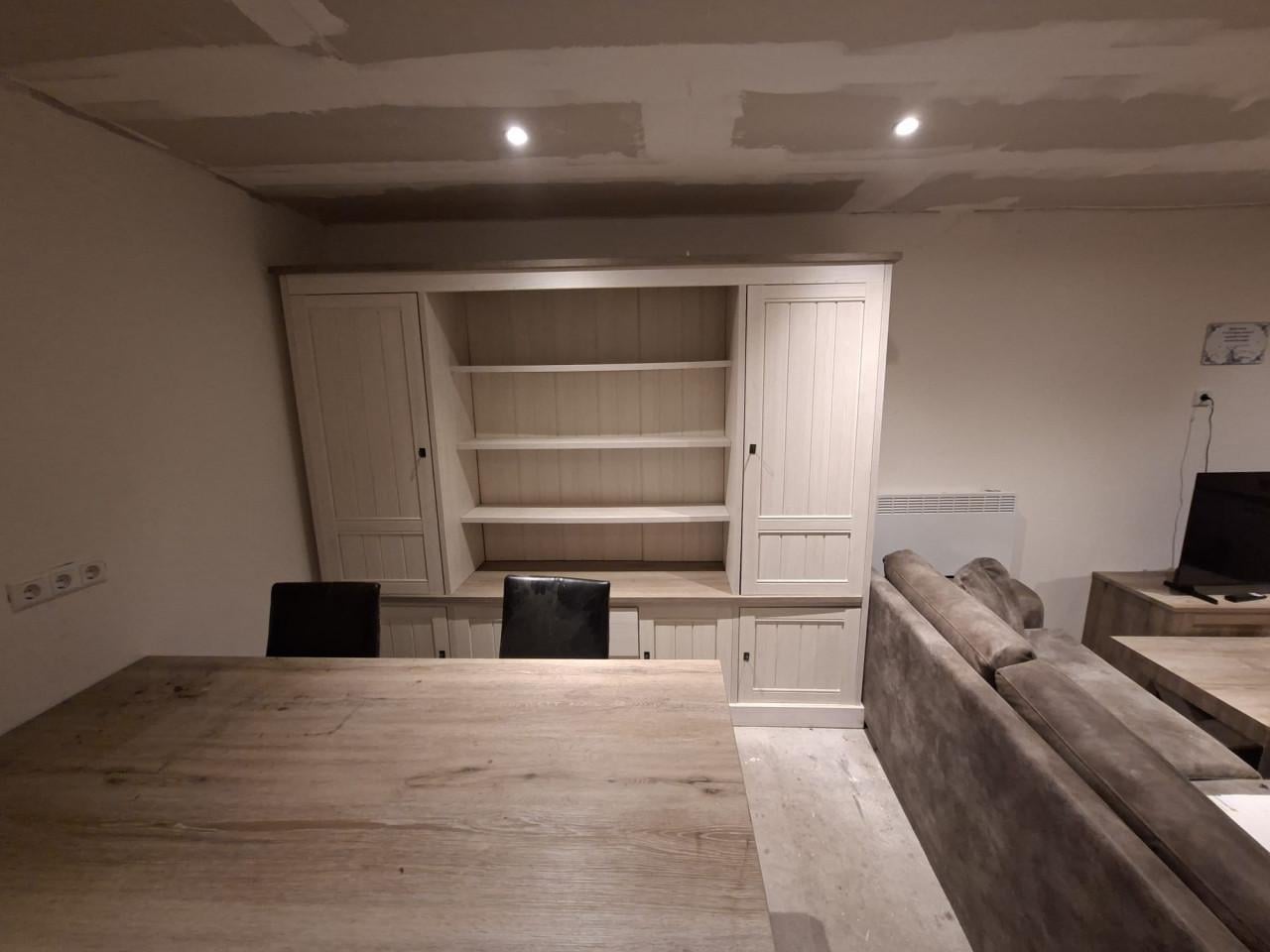 Complete woonkamerset; banken, tafel, stoelen, kasten