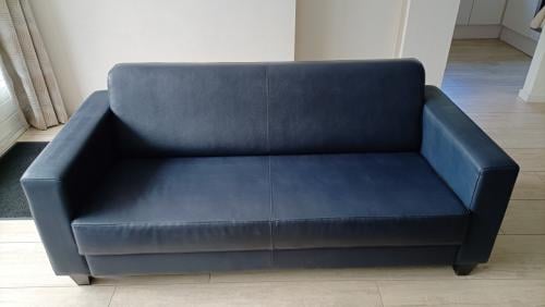 Bankstel, 2-delig. Blauw, nepleer.