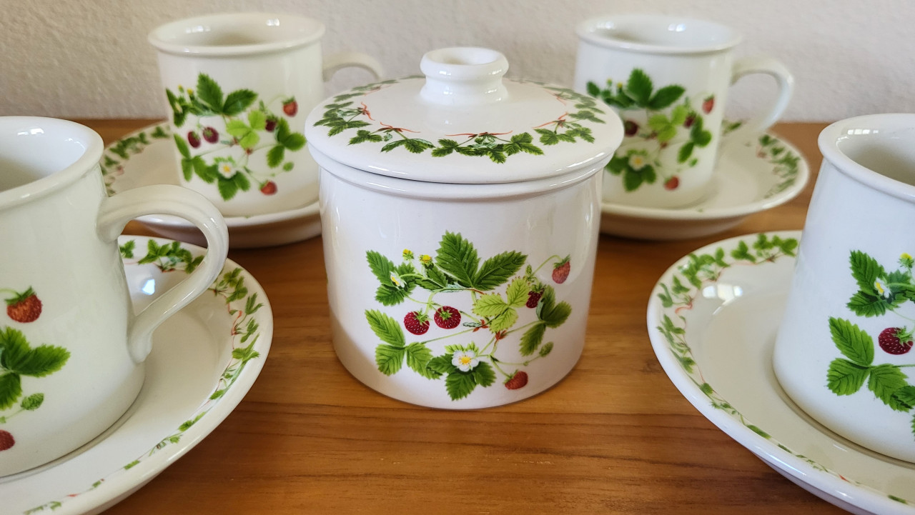 Portmeirion Summer Strawberries (by Angharad Menna 1980) set