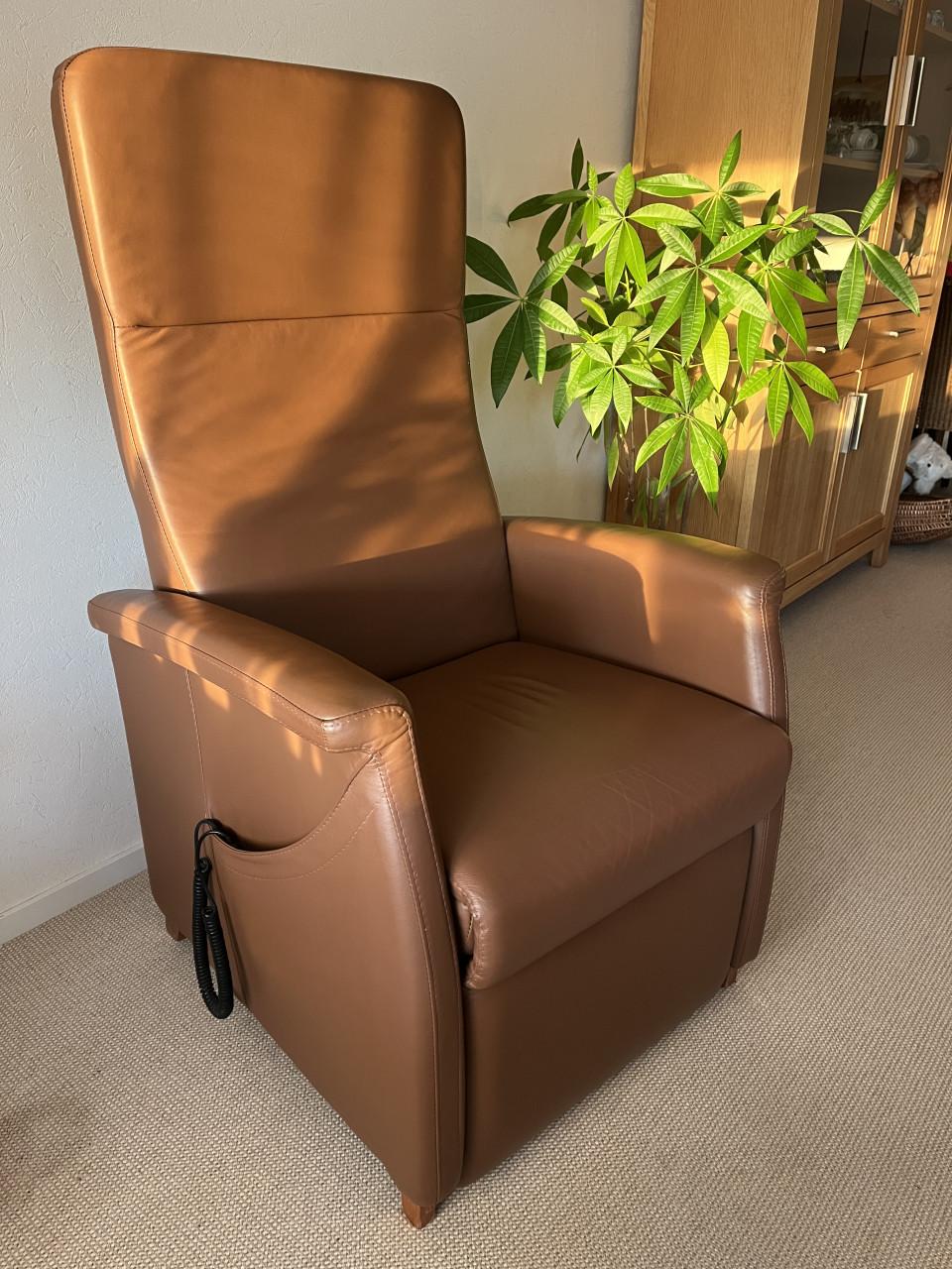 Luxe sta-op stoel z.g.a.n. elektrisch bediend