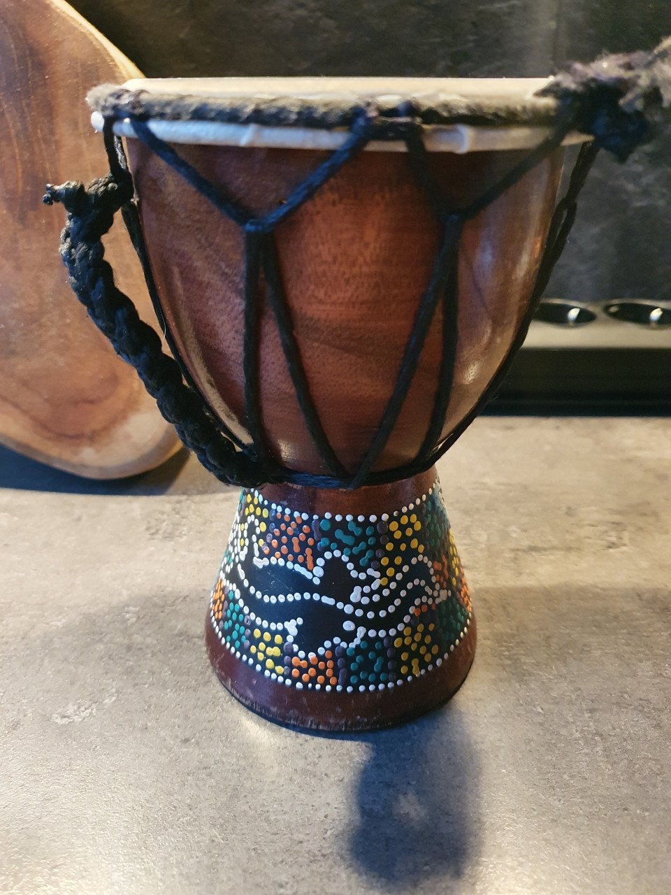 Leuke originele houten djembe afkomst afrika, in mooie staat, handgemaakt..