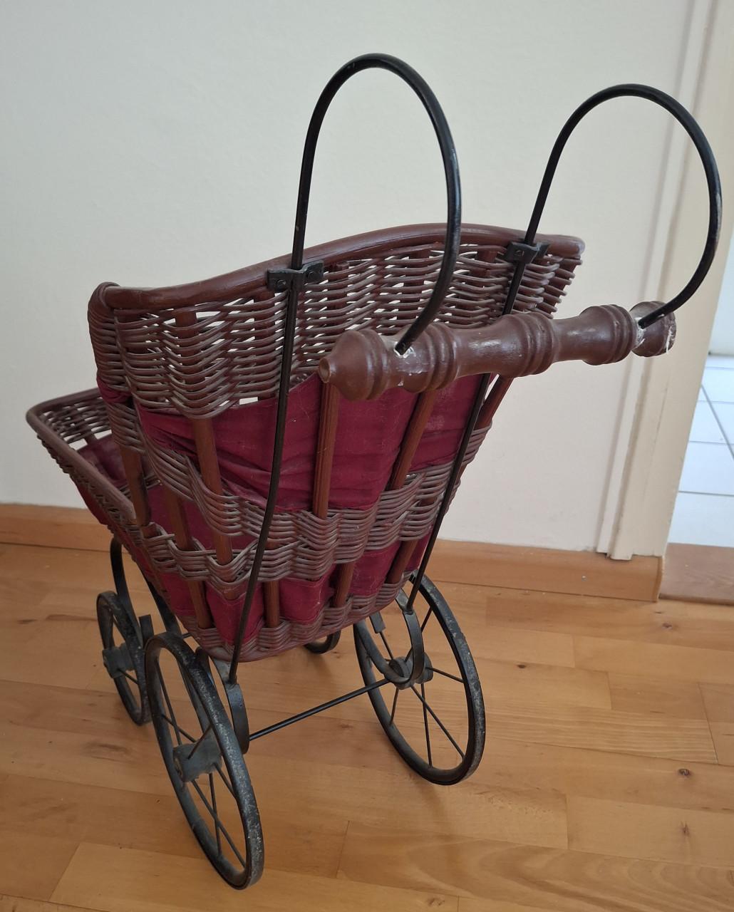 Vintage Poppenwagen met pop