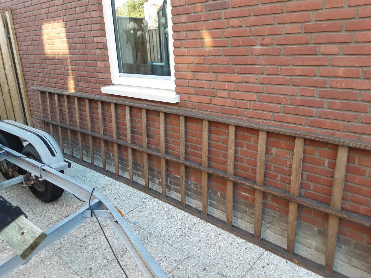 2 oude lange houten ladders te koop