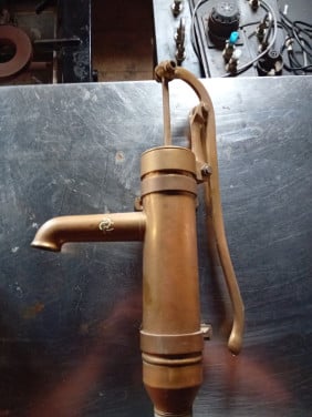 Oude waterpomp