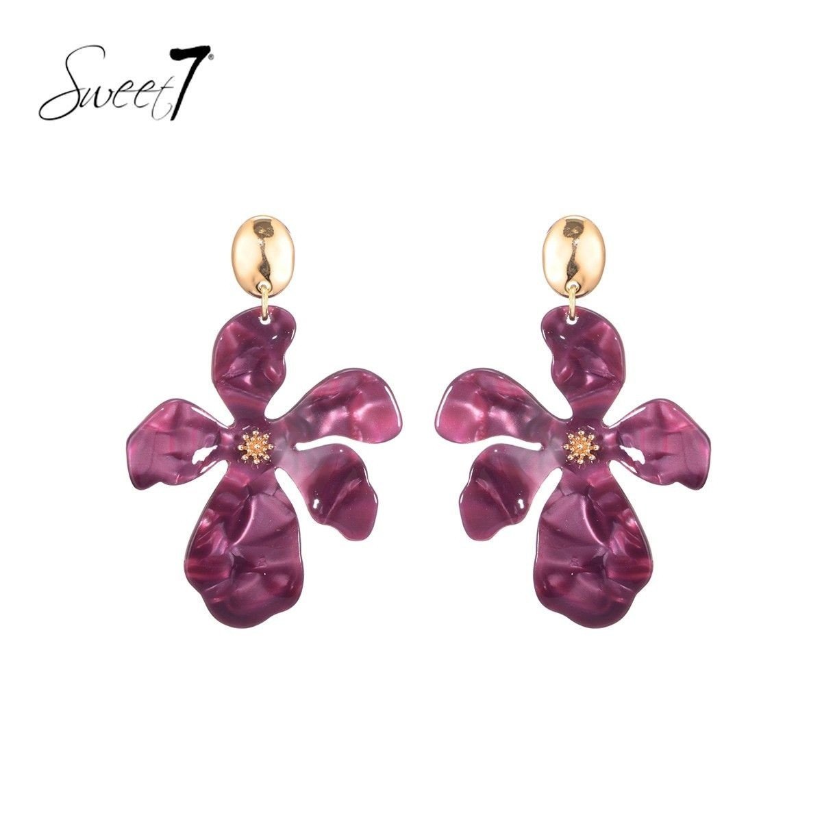 Rood roze bloemen oorhangers met een goudkleurig detail