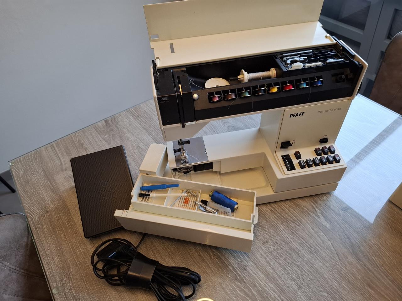 Pfaff tiptronic 1025 Naaimachine met accessoires.