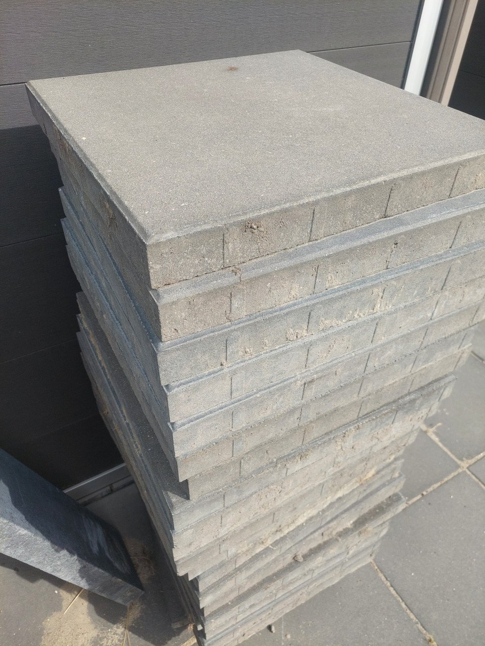 Betontegels 84 stuks 50 x 50 (en 6 tegels 60 x 60 licht motief)