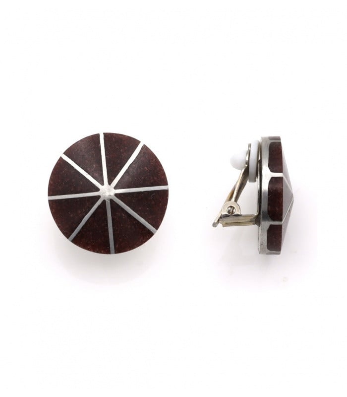 Bruine oorclips met zilverkleurige lijnen.