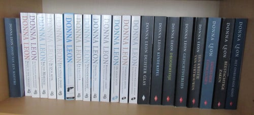 32 boeken van Donna Leon -  spelen zich af in Venetië